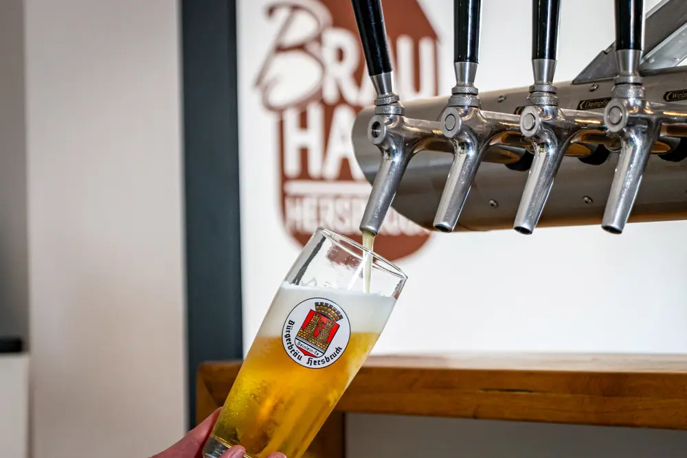 Ein Glas Hersbrucker wird am Zapfhahn gefüllt