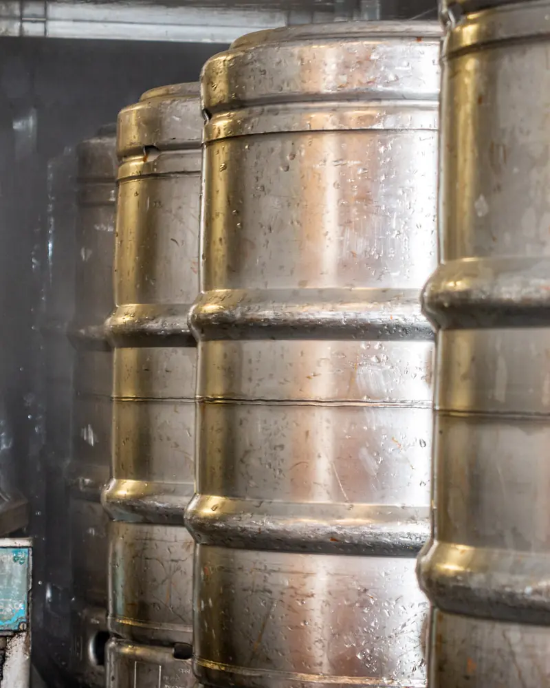 Heute: Reihe von Edelstahlfässern in der Brauerei am Lohweg