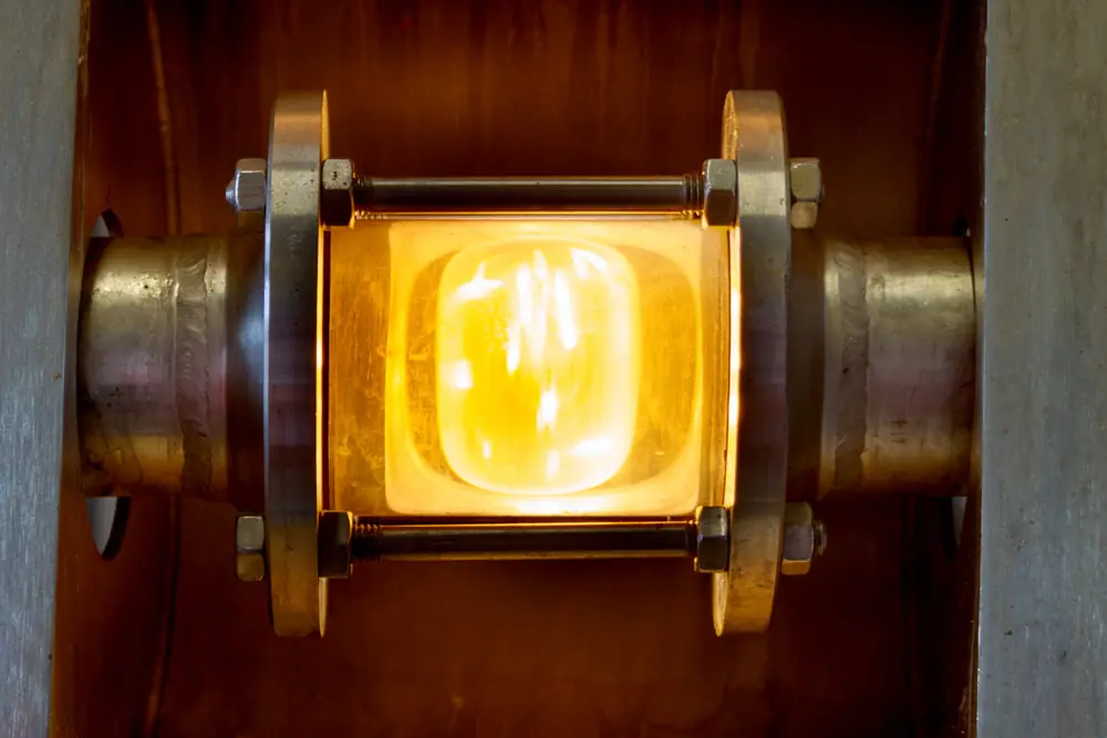 Goldenes Bier hinter einem Schauglas im Sudhaus